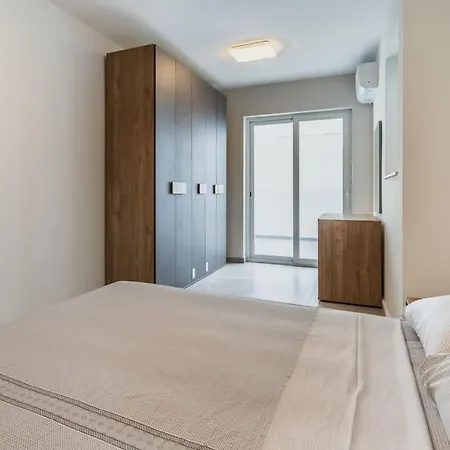New Modern 1 Bedroom Penthouse Lejlighed *