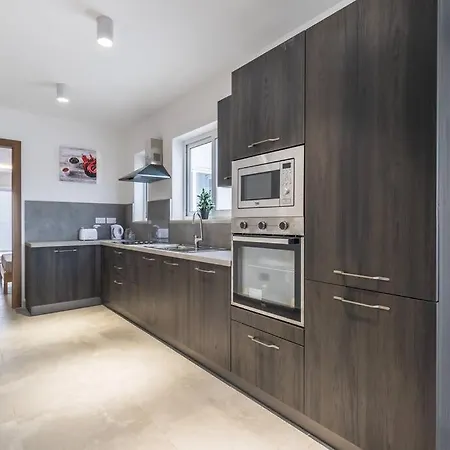 New Modern 1 Bedroom Penthouse *