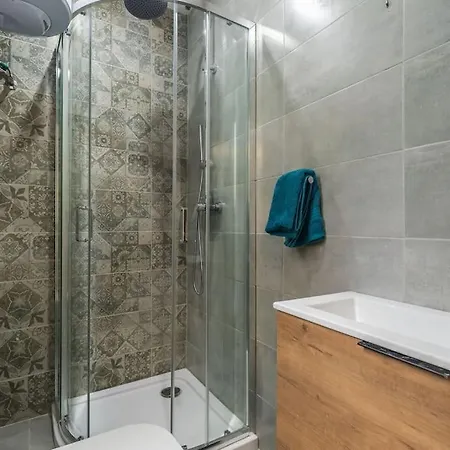 New Modern 1 Bedroom Penthouse Lejlighed *