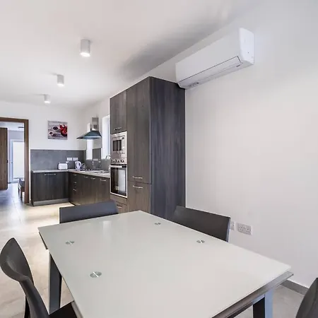 New Modern 1 Bedroom Penthouse St. Paul's Bay