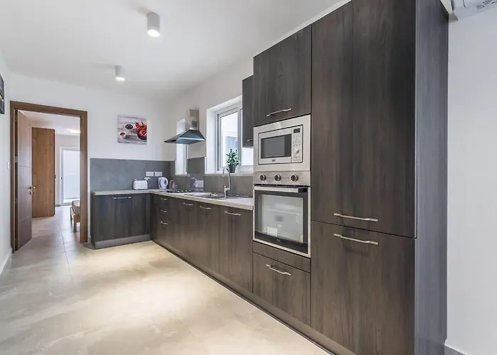 New Modern 1 Bedroom Penthouse *